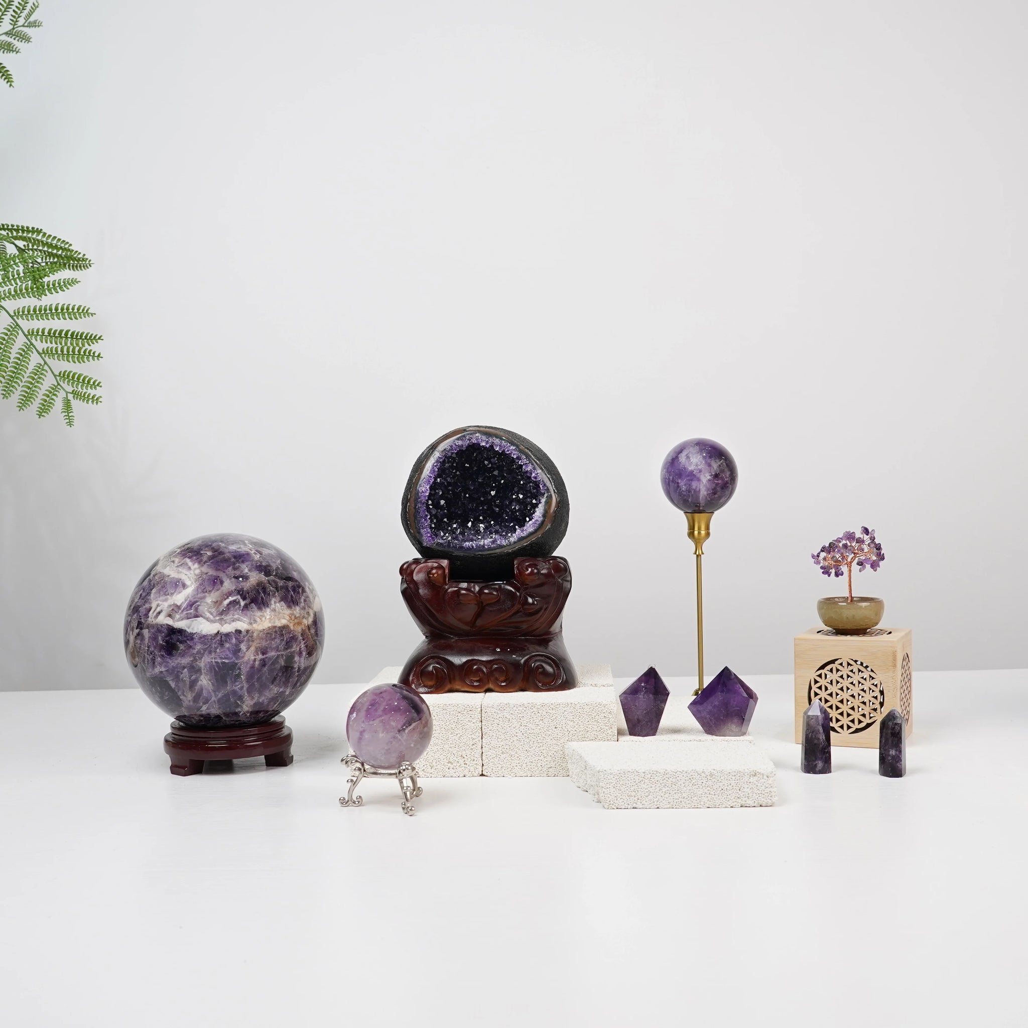 Top Crystal Combinations for Cancer Zodiac Natives: From Sensitivity to Strength